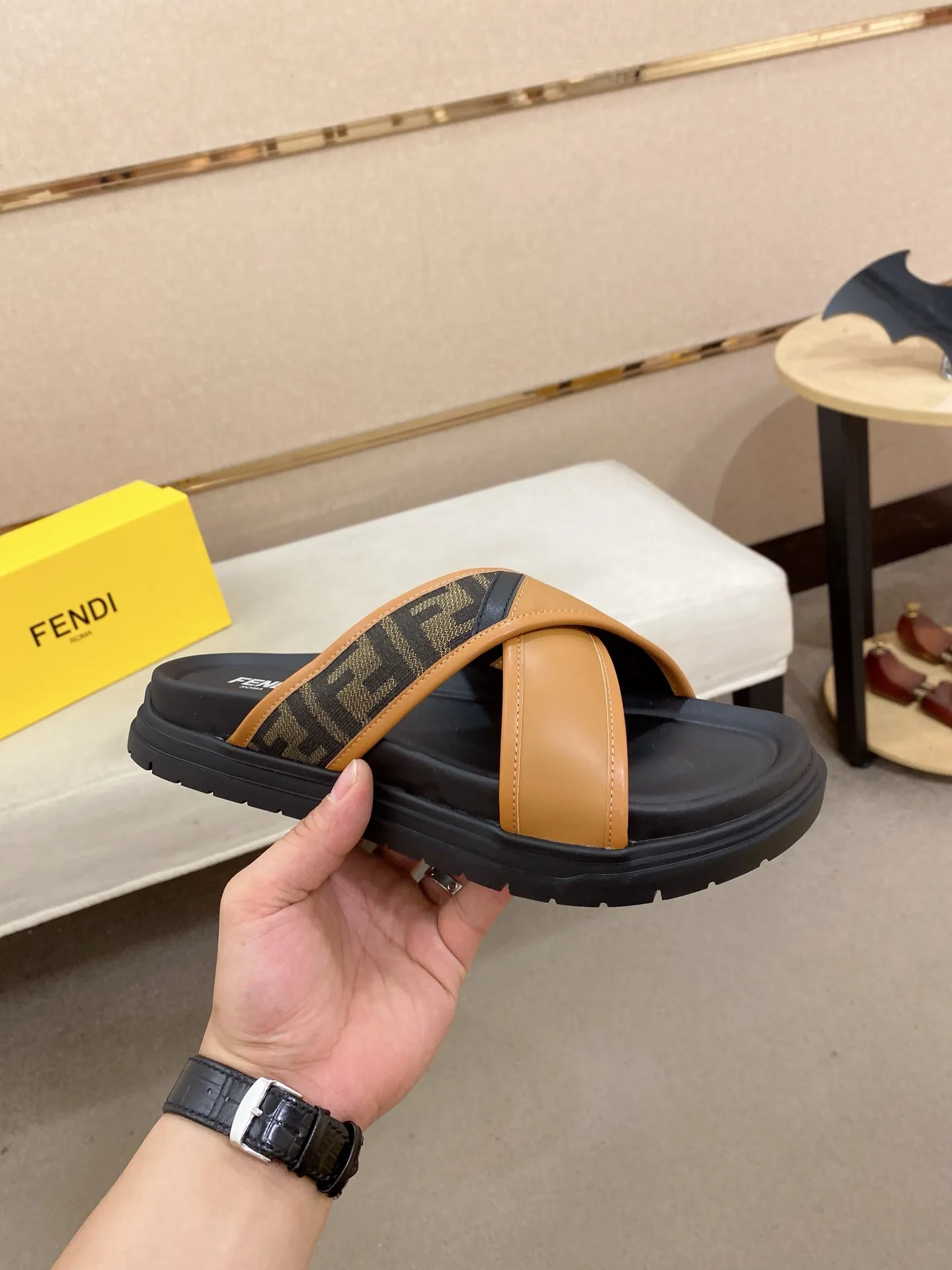 Factory price: 320💰 [Fendi Slippers] High-end brand of men's shoes, official website 1:1 latest masterpiece: original mold customization, the fabric is made of imported original materials, upgraded outsole, lighter and non-slip. The market's top quality, simple yet tasteful, a must-have for fashionistas, fashionable at your feet, full of confidence, the same style at the counter 👍The season of summer slippers is here. Code: 38-44 (45 is custom-made and cannot be returned or exchanged)
